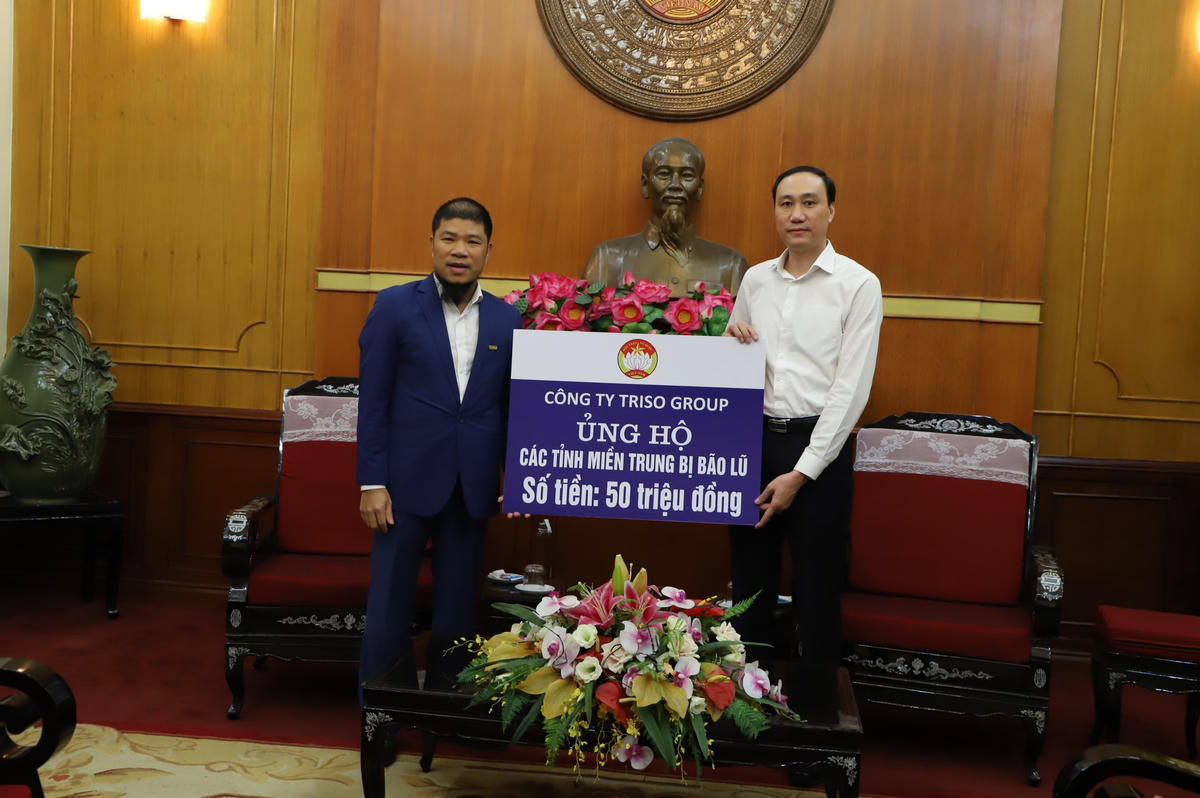 Phó Chủ tịch Phùng Khánh Tài tiếp nhận ủng hộ từ Công ty Triso Group.