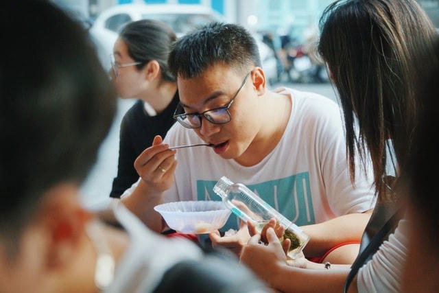 Quán bánh đơn sơ nhưng có tới hàng chục người phục vụ, người nhào bột, người trộn nhân, người đảo bánh,… Mỗi người "một tay một chân" nhưng giờ cao điểm vẫn không phục vụ kịp vì khách quá đông.  