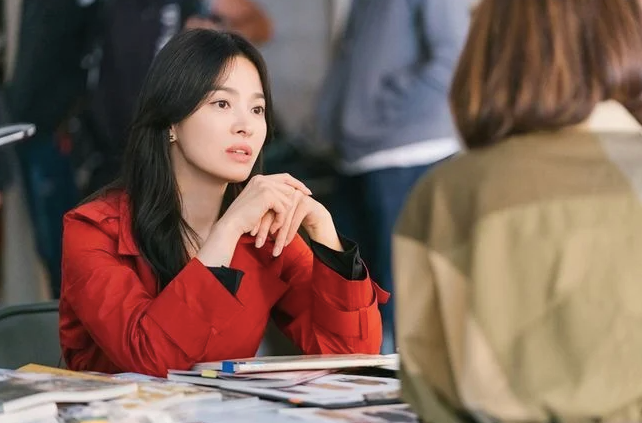 Một mẫu áo khoác vừa thanh lịch và trẻ trung của Song Hye Kyo trong phim. 