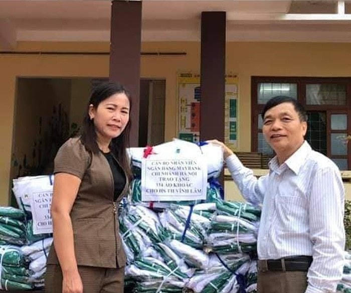 Hiệu trưởng trường Tiểu học Vĩnh Lâm tiếp nhận quà, đồ cứu trợ cho học sinh trường Vĩnh Lâm.  