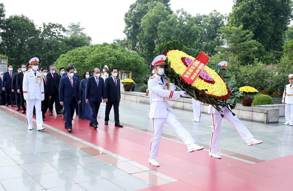 Các vị lãnh đạo Đảng, Nhà nước cùng các trưởng đoàn đại biểu Quốc hội đặt vòng hoa tại Đài tưởng niệm các Anh hùng liệt sỹ. (Ảnh: Phạm Kiên/TTXVN).