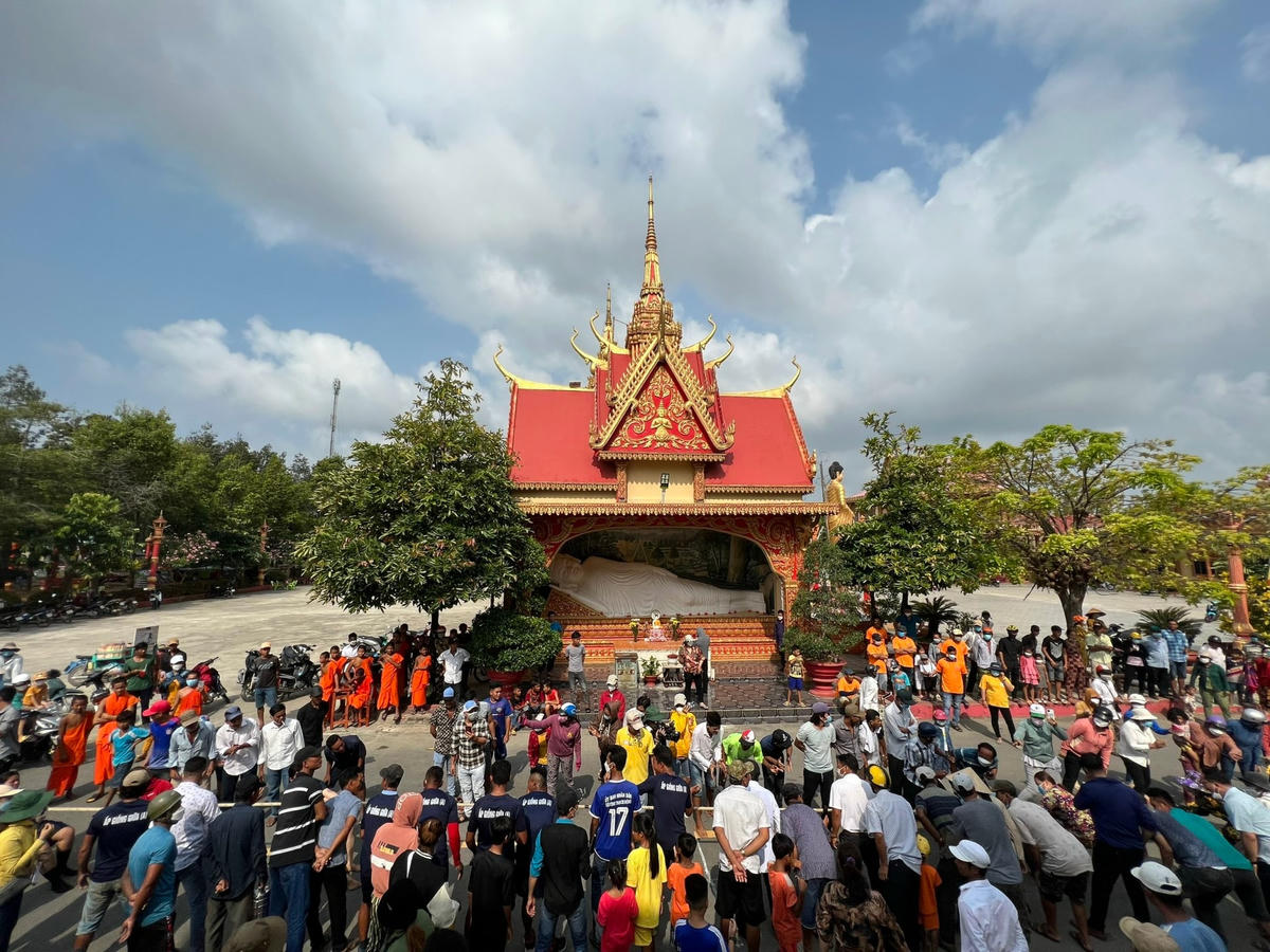 Ngoài các hoạt động văn nghệ, các hoạt động thể thao diễn ra tại chùa làm cho sinh khí đón Tết Chol Chnam Thmay càng vui tươi, phấn khởi.