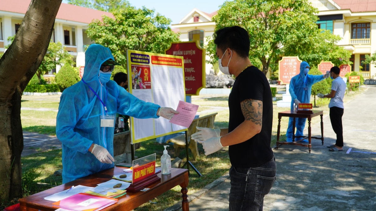Công dân cách ly nhận phiếu bầu cử.