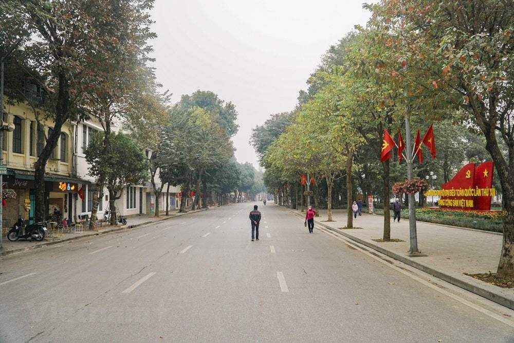 Ghi nhận buổi chiều ngày 30/1, tại phố đi bộ Hồ Gươm chỉ lác đác vài người tới đây trong ngày cuối tuần. (Ảnh: Minh Hiếu/Vietnam+).
