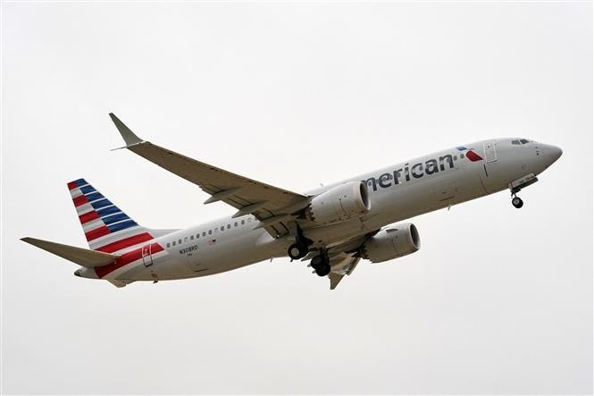 Máy bay Boeing 737 MAX của American Airlines cất cánh trong chuyến bay thử nghiệm tại sân bay quốc tế Dallas-Fort Worth ở bang Texas (Mỹ), ngày 2/12/2020. (Ảnh: AFP/TTXVN).