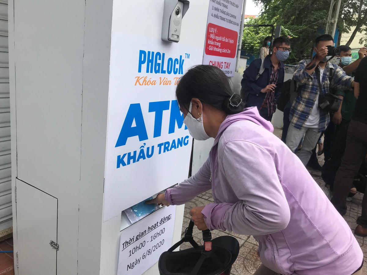 ‘Cha đẻ ATM gạo’ tiếp tục chế tạo ‘ATM khẩu trang’ phát miễn phí cho người nghèo