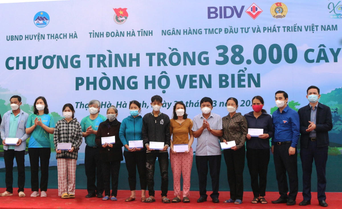 Dịp này, BIDV cũng dành tặng nhiều phần quà ý nghĩa cho bà con Hà Tĩnh.