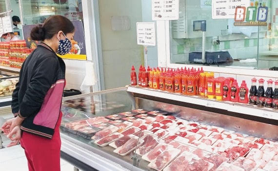 Giá thịt lợn cao, người tiêu dùng băn khoăn.