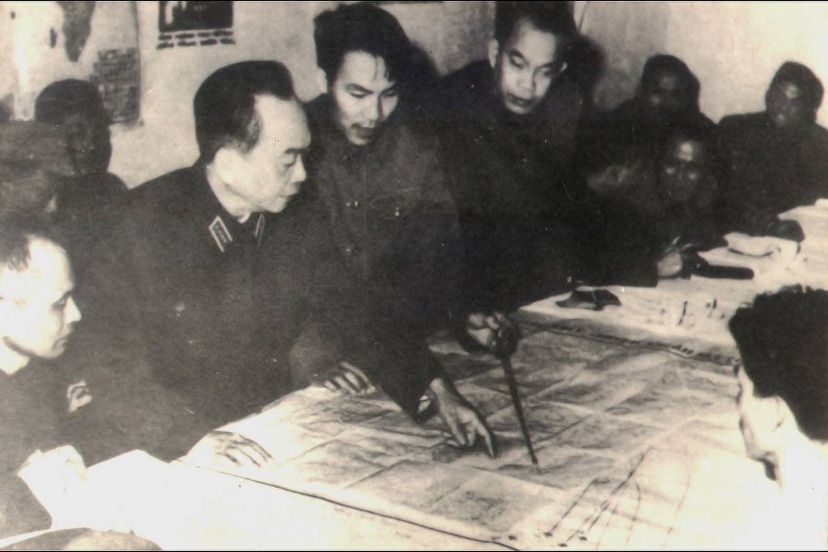 Đại tướng Võ Nguyên Giáp duyệt phương án đánh máy bay B-52 của Bộ Tư lệnh Phòng không Không quân, năm 1972. Nguồn: Bảo tàng Phòng không Không quân Việt Nam.