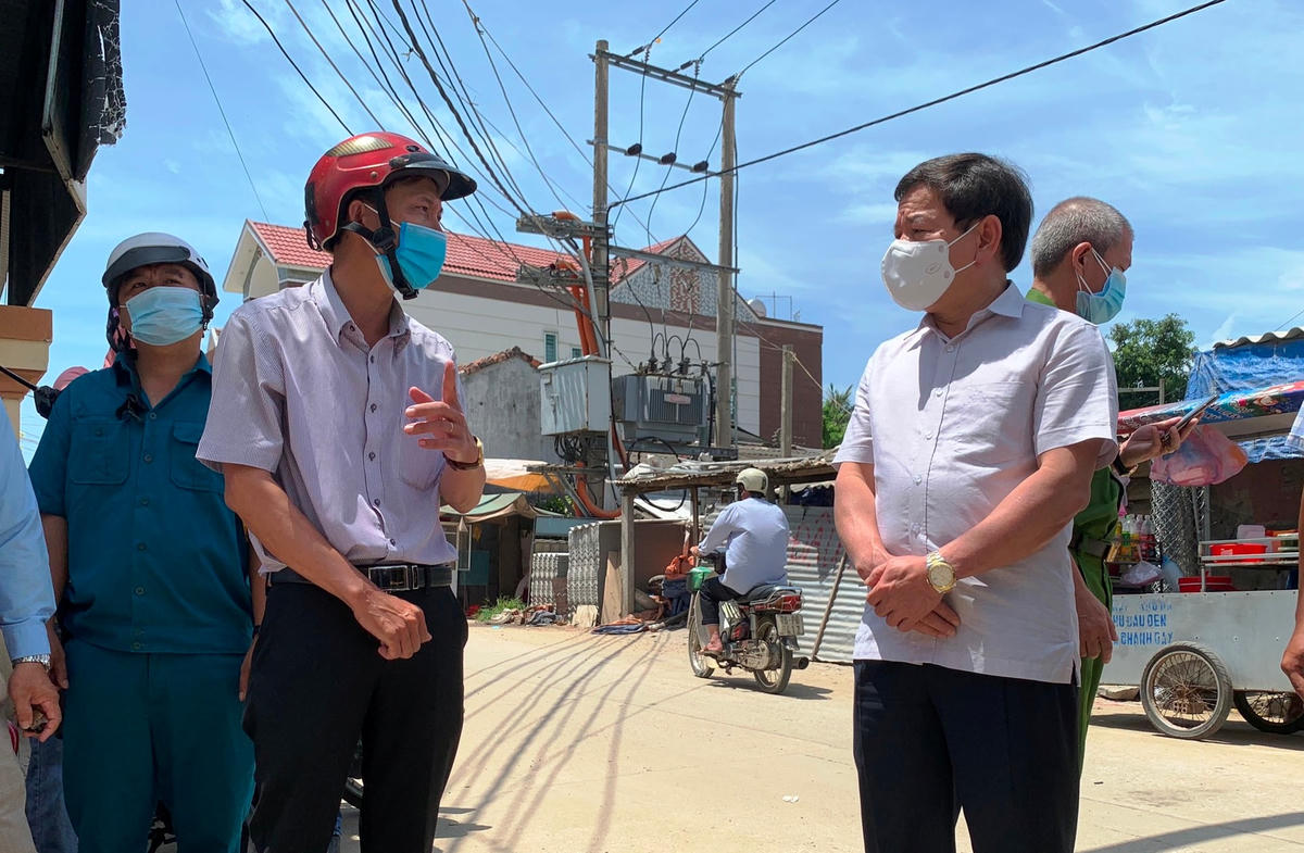 Chủ tịch UBND tỉnh Quảng Ngãi (phải) kiểm tra khu vực phong tỏa ở xã Tịnh Kỳ.