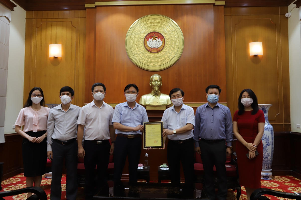 Phó Chủ tịch Nguyễn Hữu Dũng trao thư cảm ơn Viện Hàn lâm Khoa học Xã hội Việt Nam.