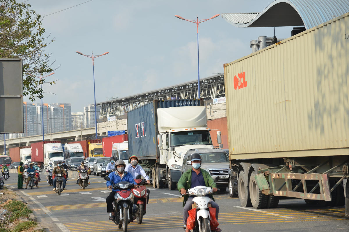 Ngày đầu thu phí BOT xa lộ Hà Nội: Xe nối đuôi nhau qua trạm