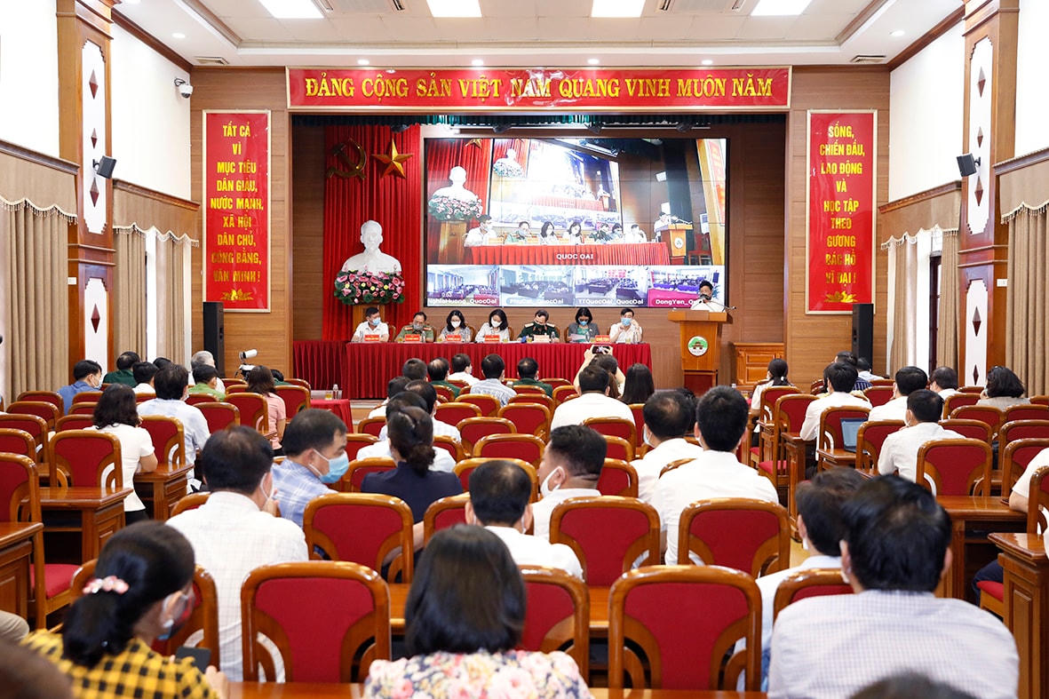 Quang cảnh buổi tiếp xúc cử tri.