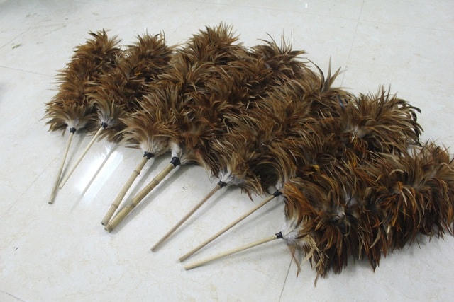 Chổi lông gà có rất nhiều công dụng: Để phủi bụi bàn thờ, xe ôtô, quét dọn những góc khuất trong ngôi nhà.  