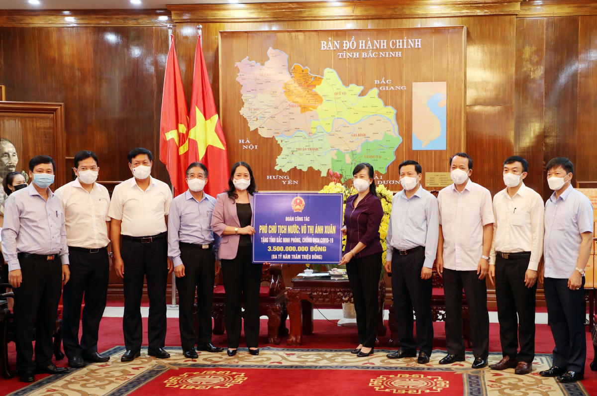Phó Chủ tịch nước Võ Thị Ánh Xuân đã trao tặng tỉnh Bắc Ninh 3,5 tỷ đồng nhằm hỗ trợ địa phương trong công tác phòng, chống dịch Covid-19.
