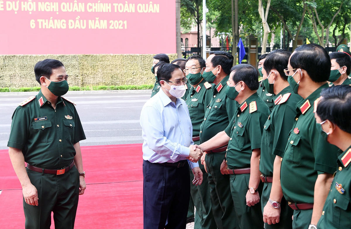 Lãnh đạo Bộ Quốc phòng đón Thủ tướng Chính phủ Phạm Minh Chính tới dự hội nghị. Ảnh: VGP/Nhật Bắc.