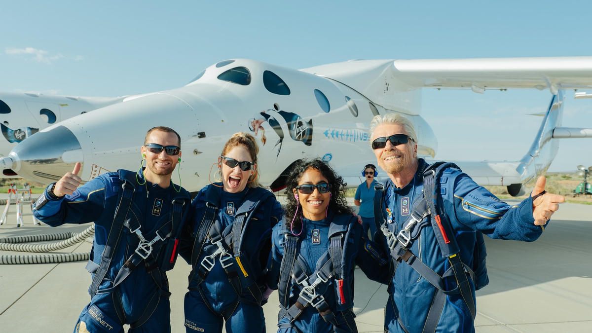 Tỷ phú Richard Branson (ngoài cùng bên phải) ăn mừng chuyến bay vào vũ trụ của mình. Ảnh: TechCrunch.  