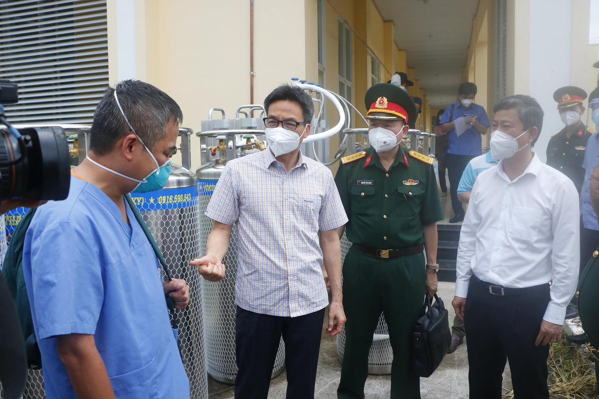 Phó Thủ tướng động viên các y, bác sĩ tại bệnh viện.