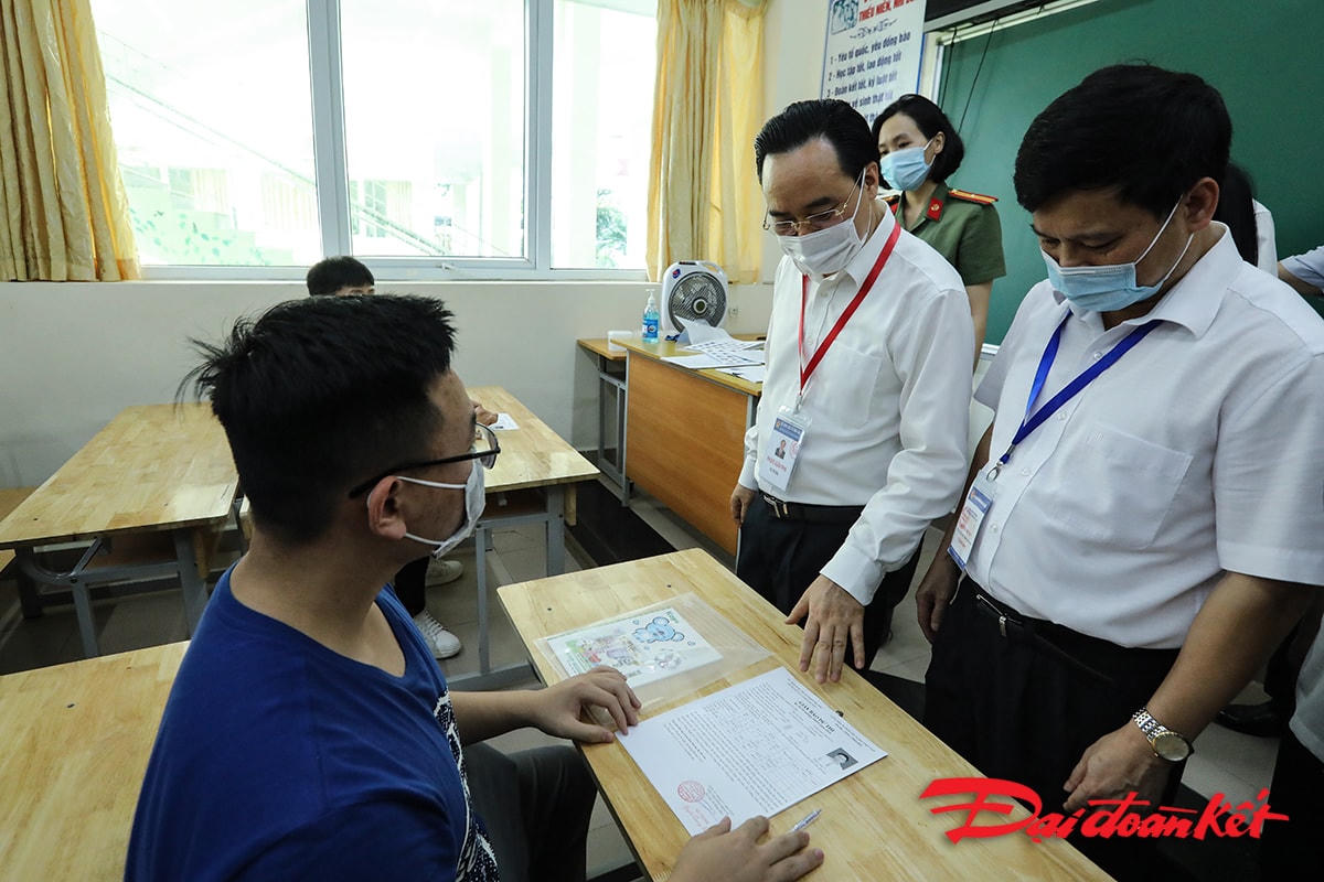 Bộ trưởng Bộ GDĐT Phùng Xuân Nhạ trò chuyện, động viên các thí sinh bình tĩnh, tự tin làm bài thi thật tốt.