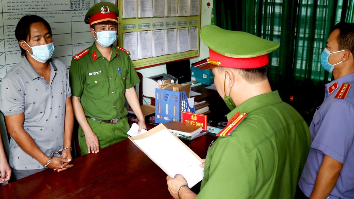 Tống đạt quyết định bắt bị can và tạm giam đối với Phan Sinh Thành.