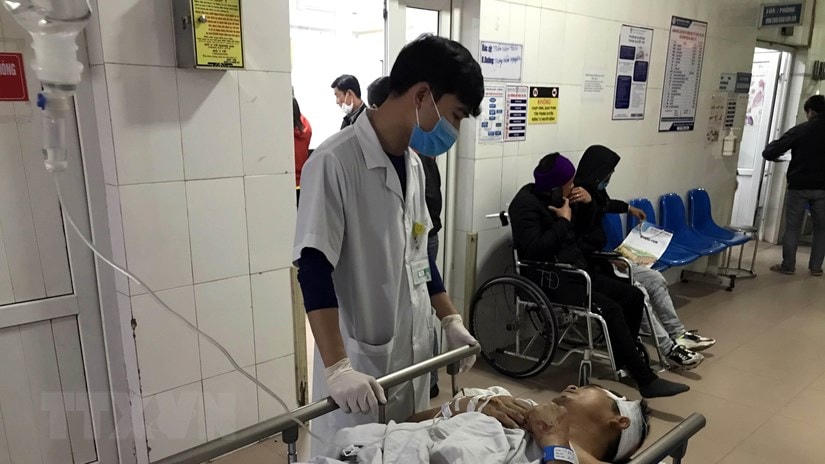 Các nạn nhân bị thương trong vụ tai nạn lao động đang được điều trị tại Bệnh viện Đa khoa 115 Nghệ An. (Ảnh: Tá Chuyên/TTXVN).