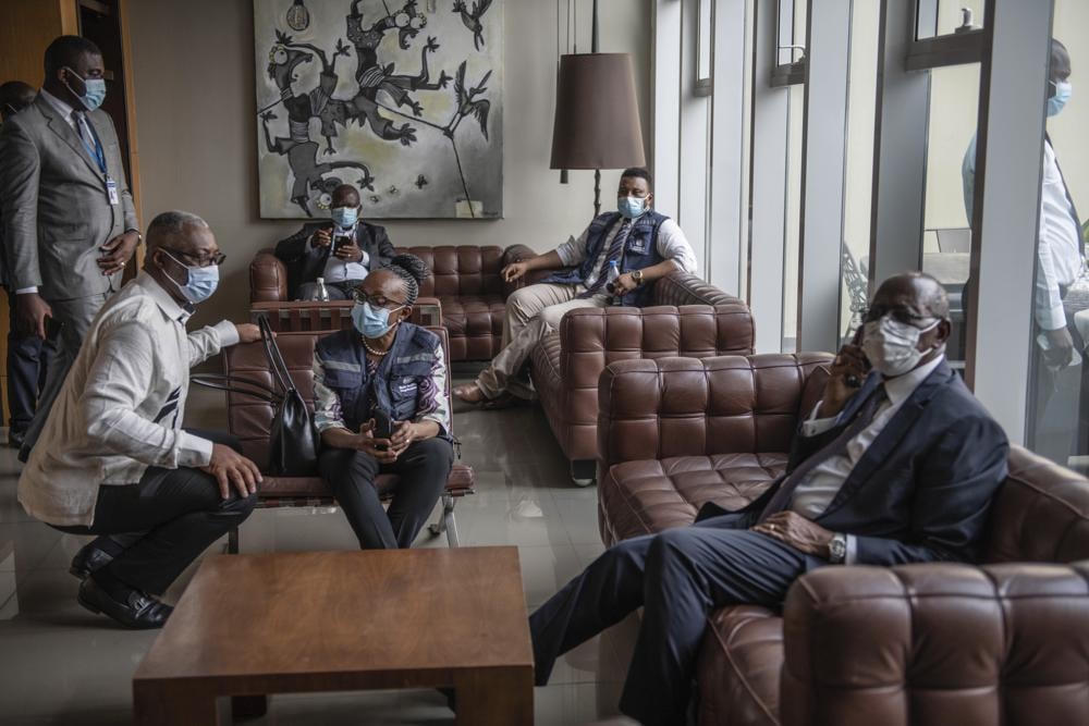 Bà Moeti tiến hành cuộc họp trong chuyến khảo sát thực tế tại Brazzaville, Congo. Ảnh: AP.