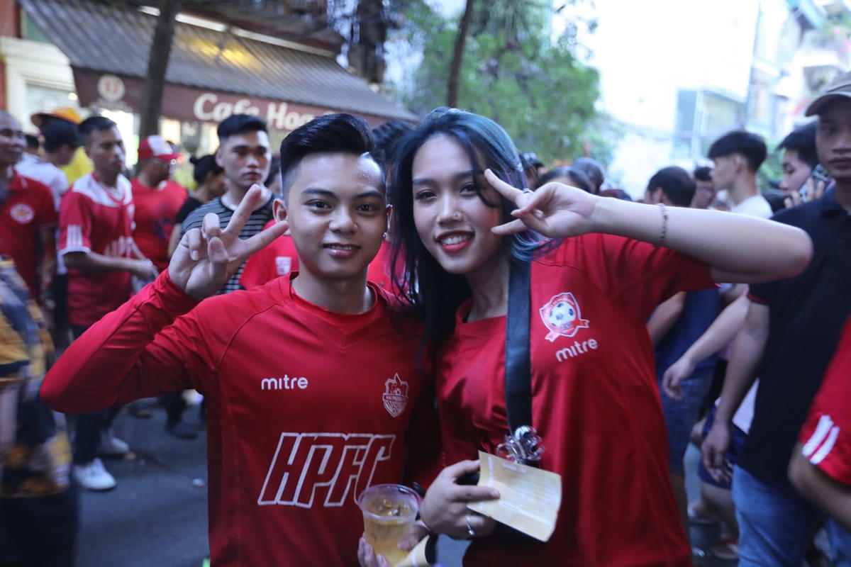 [ẢNH] Trận Hà Nội và Hải Phòng: Pháo sáng vẫn xuất hiện