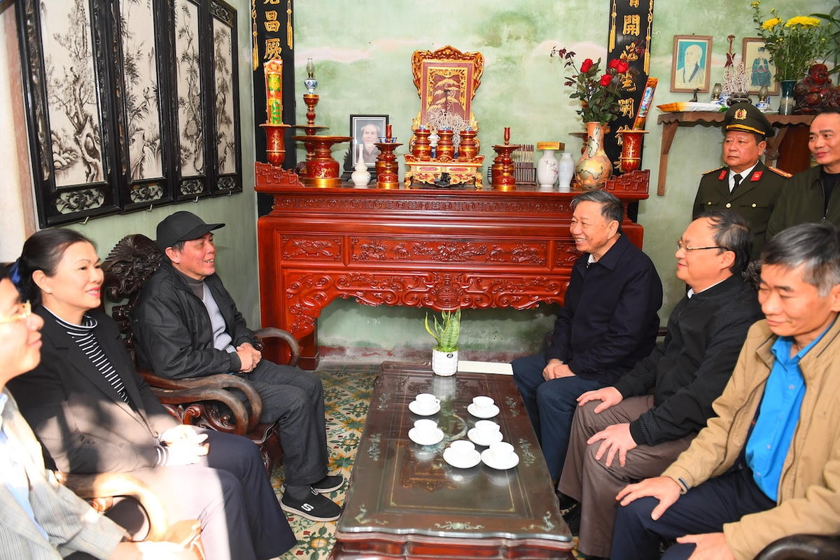 Bộ trưởng Tô Lâm và các thành viên trong Đoàn công tác hỏi thăm sức khoẻ, tặng quà ông Nguyễn Văn Sính.