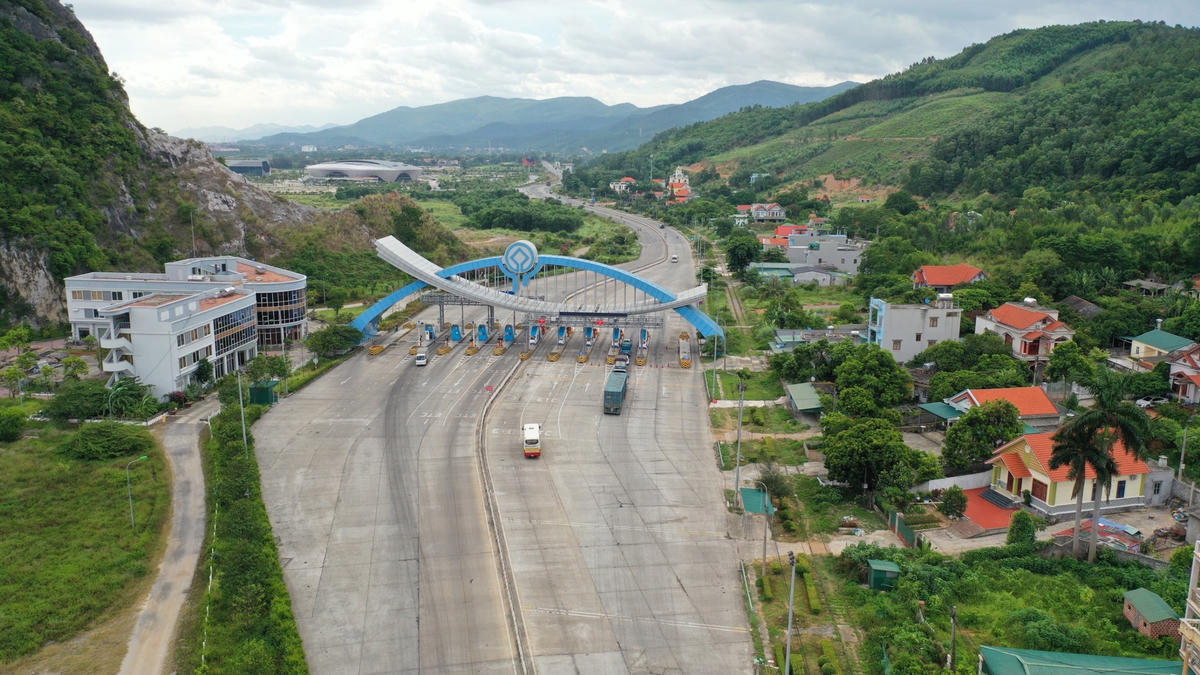 Quốc lộ 18 chạy qua địa bàn tỉnh Quảng Ninh đoạn Đông Triều - Hạ Long.