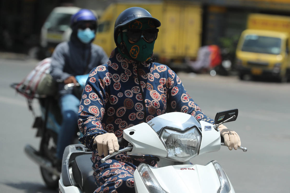 Nắng nóng, nhiều “Ninja” xuất hiện trên đường phố Hà Nội. Ảnh: Quang Vinh.