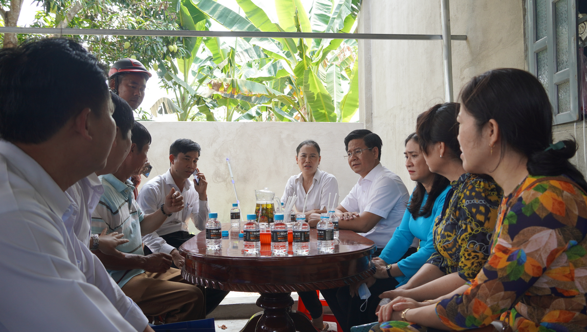 Đại diện các cơ quan tỉnh thăm, động viên gia đình bé gái 5 tuổi bị sát hại.