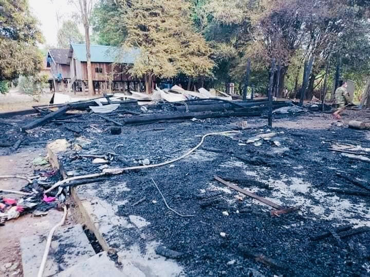 Hai căn nhà sàn gỗ của gia đình ông Y Prôn H'wing và hộ anh Y Sony rya đã bị thiêu rụi hoàn toàn.