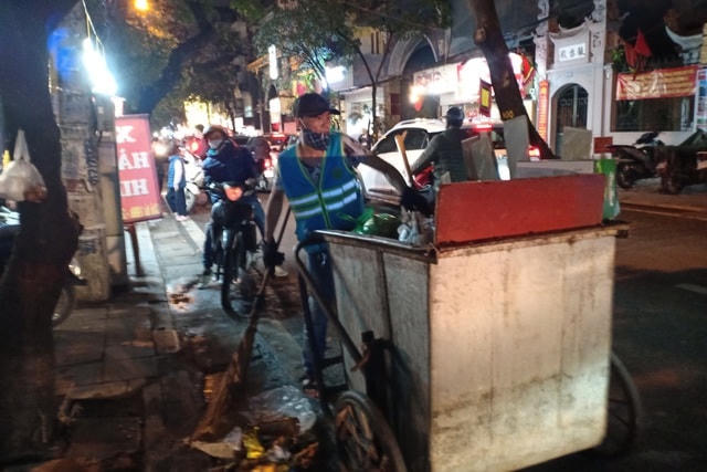 Người lao công "gồng mình" dọn dẹp những đống rác thải đêm giao thừa.