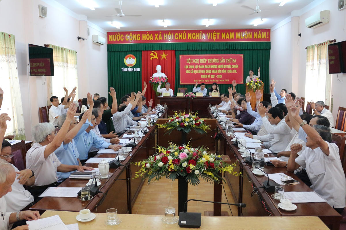 Các đại biểu biểu quyết thống nhất với các nội dung tại Hội nghị hiệp thương lần thứ ba thỏa thuận lập danh sách sơ bộ những người ứng cử đại biểu HĐND tỉnh Bình Định khóa XIII.