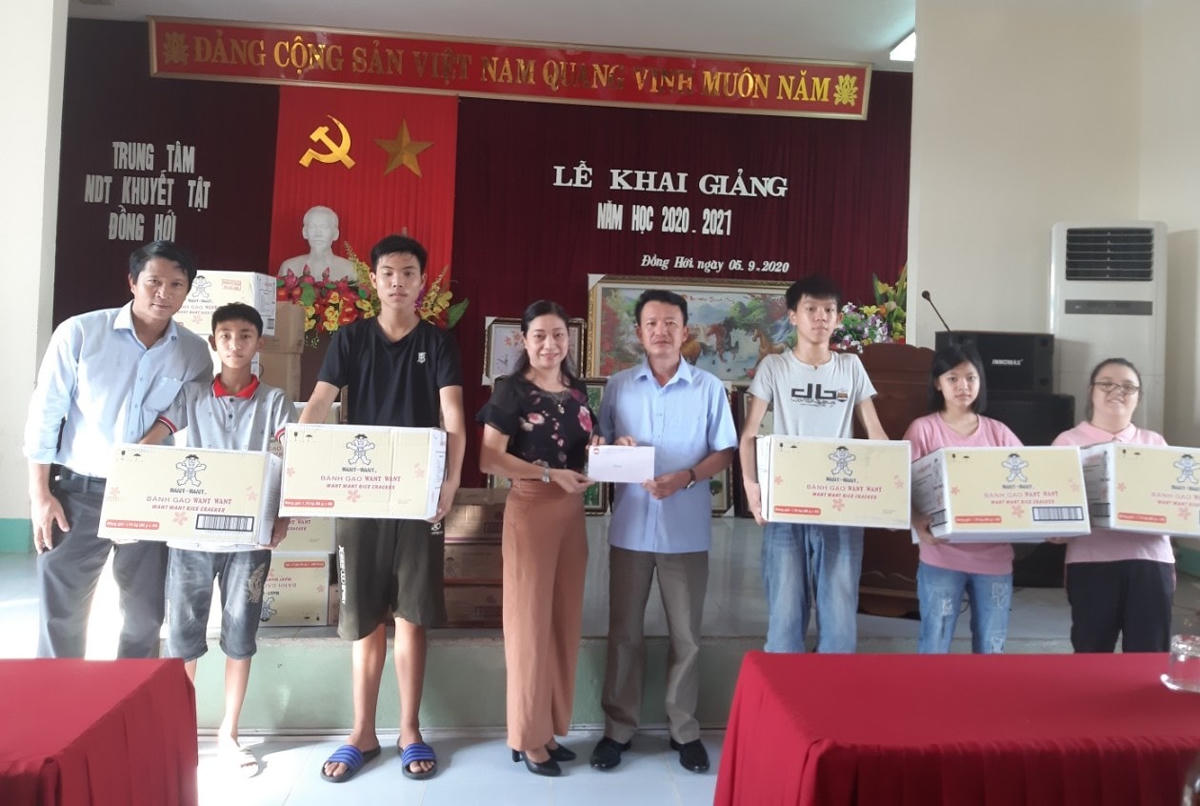 Ông Trần Quang Minh, Phó Chủ tịch Ủy ban MTTQ Việt Nam tỉnh Quảng Bình tặng quà Trung thu cho trẻ khuyết tật ở Đồng Hới.