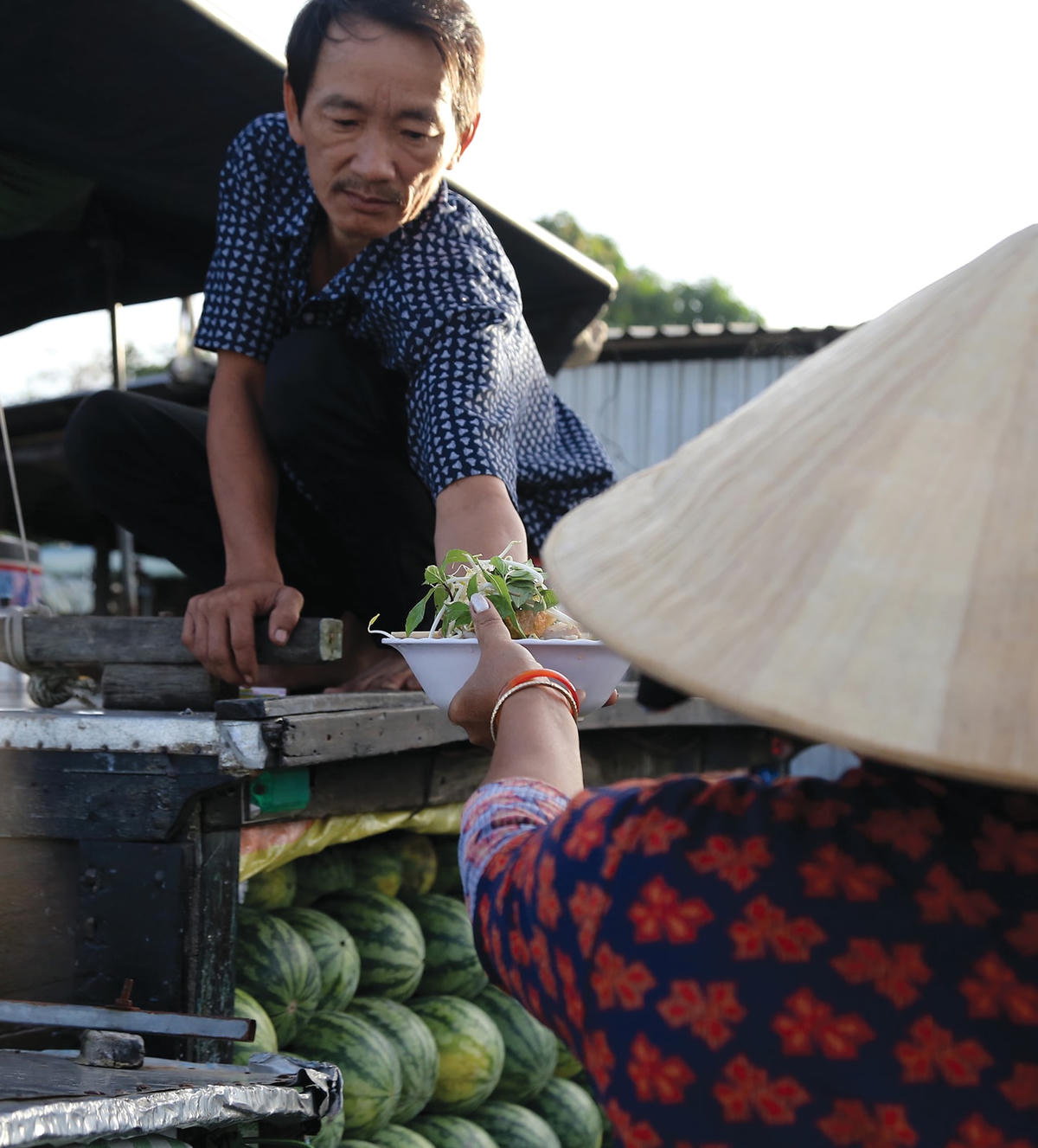 Thưởng thức các món ăn sáng ngay trên sông.  