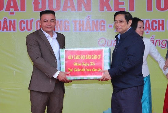 Ông Phạm Minh Chính tặng quỹ khuyến học thôn Quảng Thắng 50 triệu đồng.