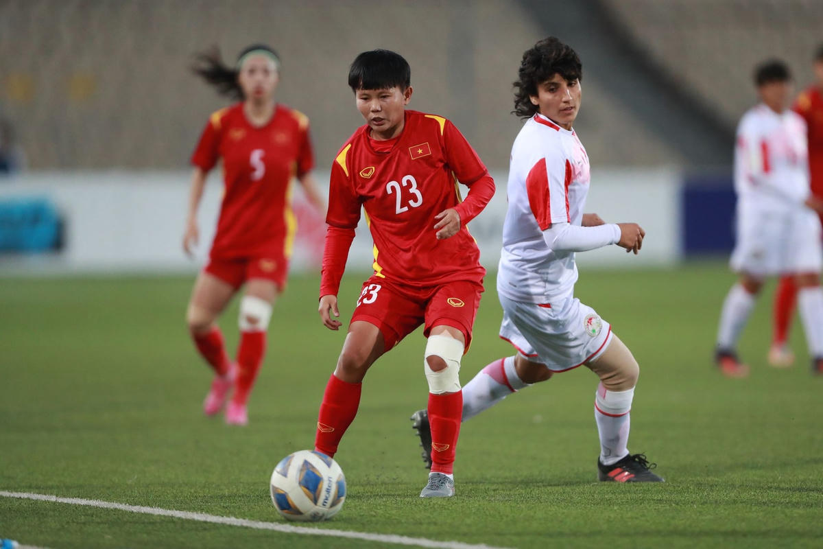Bích Thùy lập một cú đúp trong chiến thắng đậm trước Tajikistan.