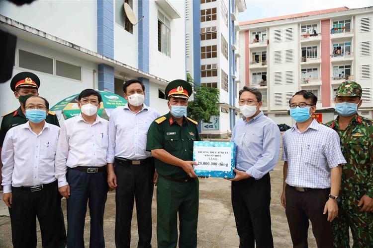 Bí Thư Tỉnh ủy Khánh Hòa Nguyễn Hải Ninh thăm và tặng quà các đơn vị đang làm nhiệm vụ phòng chống dịch.