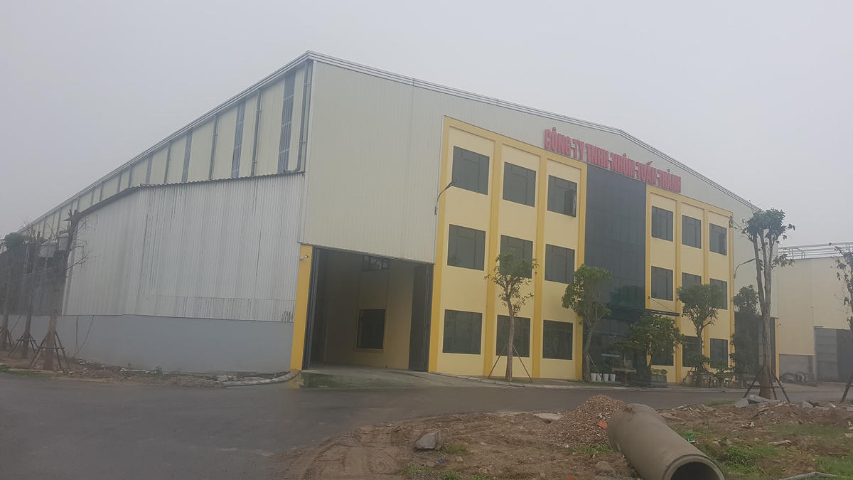 Nhiều nhà xưởng nấu nhôm thải công xuất lớn đi vào hoạt động. Ảnh: Nam Anh.