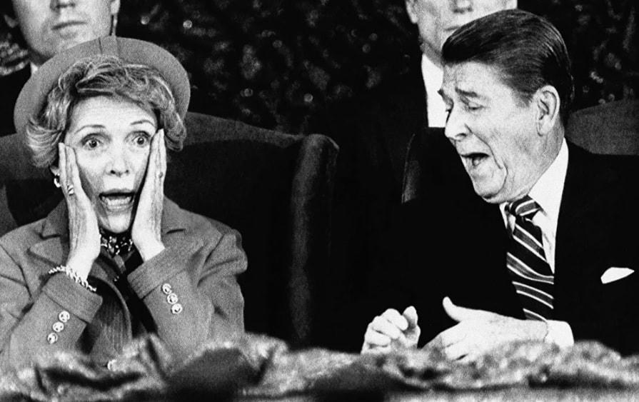Biểu cảm của Tổng thống Ronald Reagan và phu nhân Nancy sau khi bà Reagan ngồi xuống vì bị quên trong bài phát biểu giới thiệu Tổng thống tại Trung tâm Thủ đô ở Landover, Maryland, ngày 21/1/1985.  
