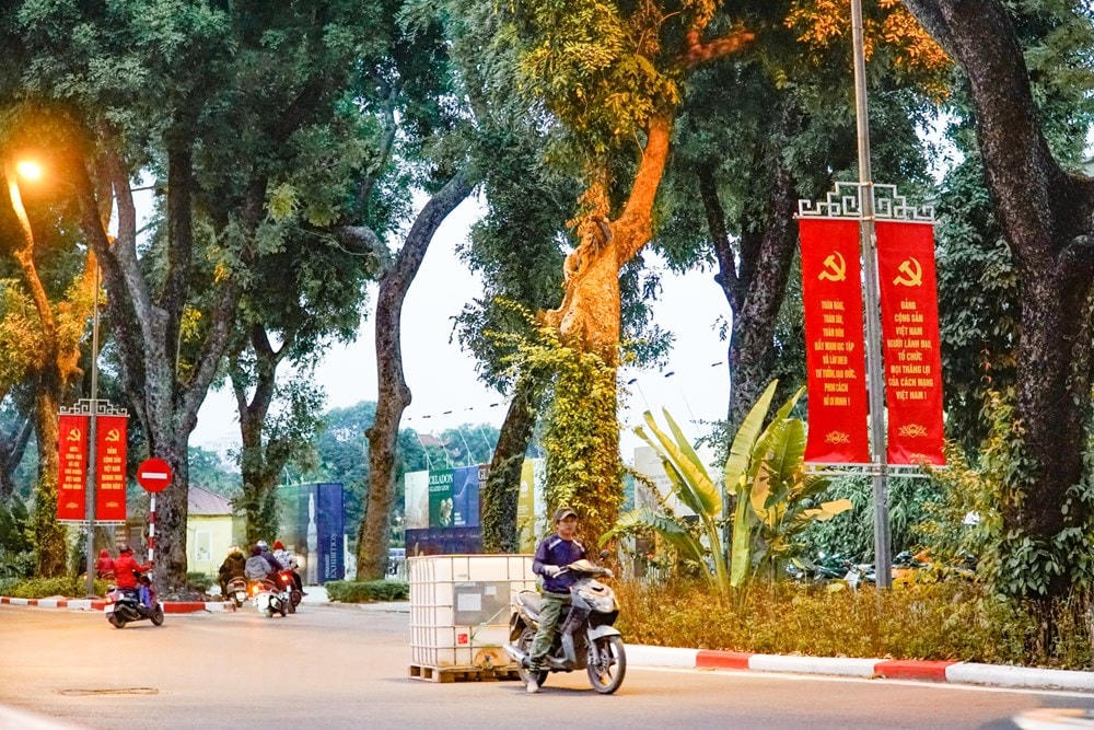 Đường phố Thủ đô khang trang, rực rỡ hơn trong những ngày đặc biệt sắp tới. (Ảnh: Minh Hiếu/Vietnam+).