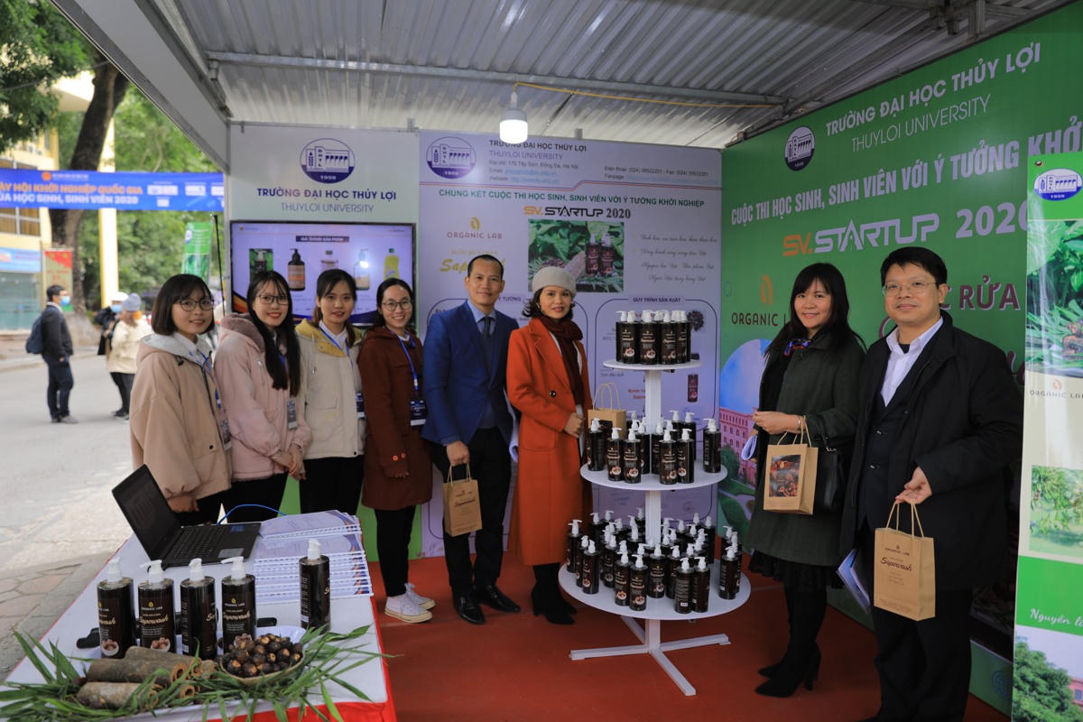 Gian hàng trưng bày sản phẩm khởi nghiệp của Trường ĐH Thủy lợi.