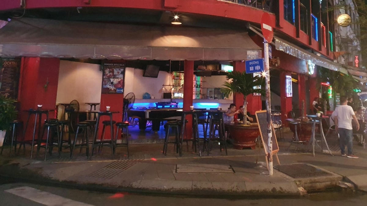 Những bộ bàn ghế trống tại một quán bar ngay đầu đường Bùi Viện.