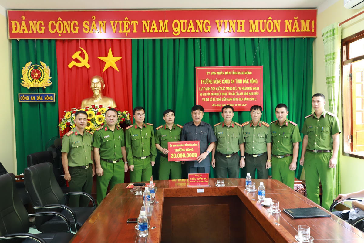 Đại diện UBND tỉnh Đắk Nông trao thưởng 20 triệu đồng cho Công an tỉnh.