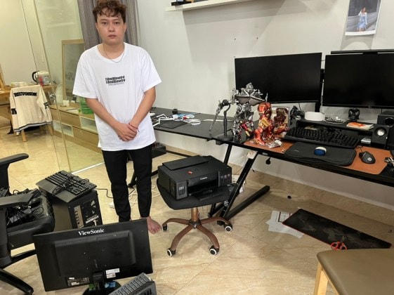 Đối tượng Nguyễn Công Nam và tang vật, tài liệu liên quan trong vụ án.