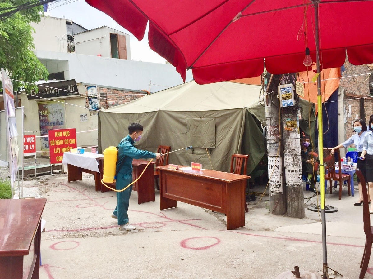 Tiến hành khử khuẩn khu vực tổ chức bầu cử trong khu dân cư đang thực hiện phong tỏa.