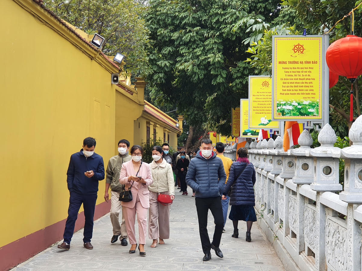 Tại chùa Trấn Quốc (quận Tây Hồ), hầu hết người dân đi lễ thành từng đoàn từ 2 - 5 người. Do tình hình dịch bệnh, chùa đã đóng cửa khá lâu. Nay lại mở cửa đón khách đúng dịp Rằm tháng Giêng nên đông đảo người dân đến dâng lễ, cầu an.