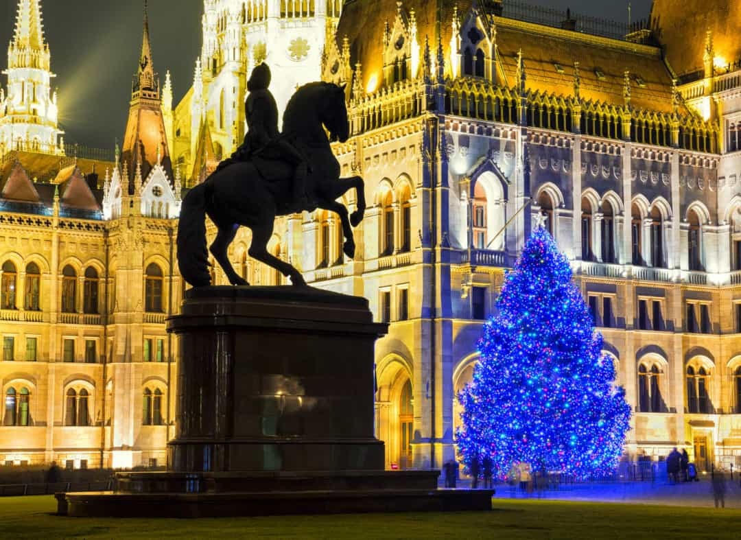 Hungary - Cây thông Noel màu xanh ngọc bích của Budapest trên Quảng trường Kossuth Lajos tạo thêm màu sắc cho Tòa nhà Quốc hội Hungary.