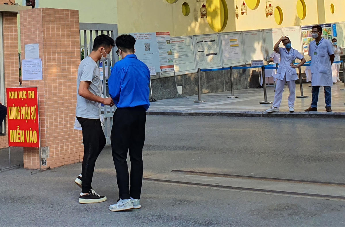 Thí sinh được đội ngũ thanh niên tình nguyện hướng dẫn, tặng nước khi vào địa điểm thi.